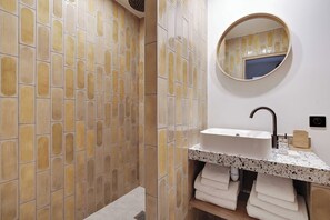 Shower, hair dryer, towels, shampoo - Spacious apartment - 2BR/6P - Le Marais (Paris)