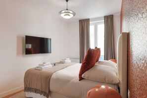 4 bedrooms, desk, iron/ironing board, travel crib