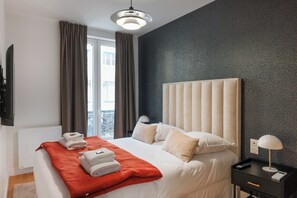 4 chambres, bureau, fer et planche à repasser, lit parapluie