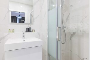 Douche, sèche-cheveux, serviettes fournies