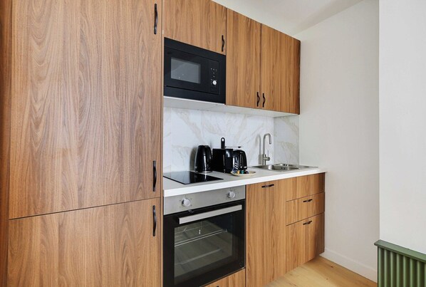 Geladeira, micro-ondas, fogão, cooktop
