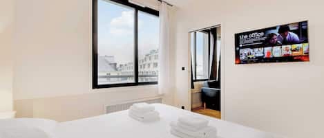 2 bedrooms, desk, iron/ironing board, travel crib