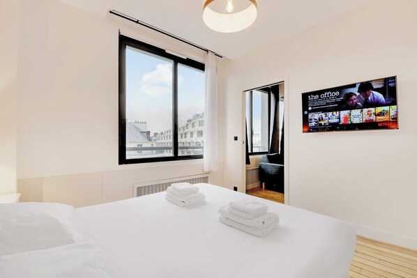 2 Schlafzimmer, Schreibtisch, Bügeleisen/Bügelbrett, Reisekinderbett