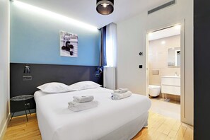 2 Schlafzimmer, Schreibtisch, Bügeleisen/Bügelbrett, Reisekinderbett