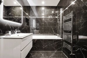 Douche, sèche-cheveux, serviettes fournies