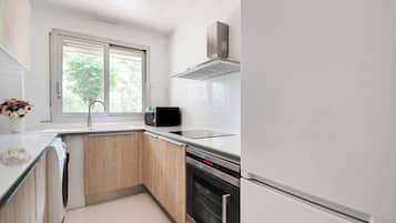 Een koelkast, een magnetron, een oven, een kookplaat