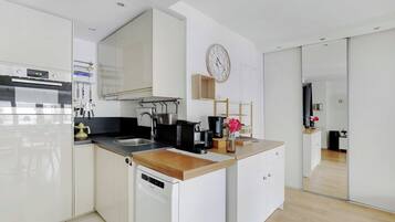 Frigorifero, microonde, piano cottura, lavastoviglie