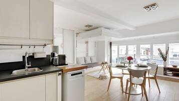 Coffee/tea maker, fridge, microwave, stovetop