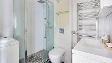 Een douche, een haardroger, handdoeken