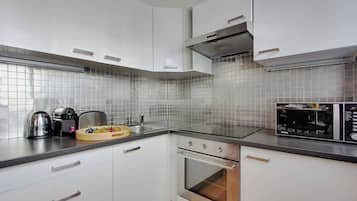 Een koelkast, een microgolfoven, een oven, een kookplaat