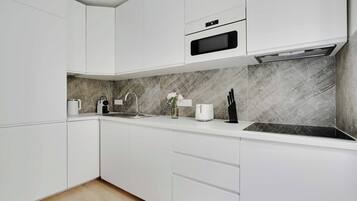 KylskÄp, spishÀll, kaffe- och tebryggare och vattenkokare