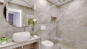 Dusch, hÄrtork, handdukar och toalettpapper