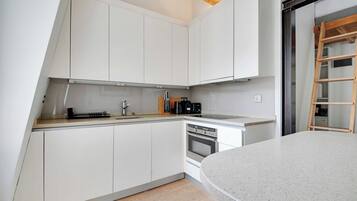 Fridge, microwave, stovetop, dishwasher