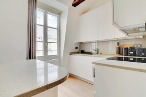 Kjøleskap, mikrobølgeovn, ovn og kokeplater