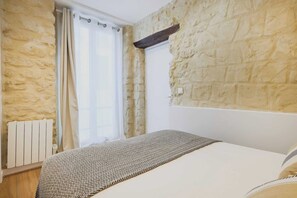 1 quarto, escrivaninha, ferros/tábuas de passar roupa, berço de viagem