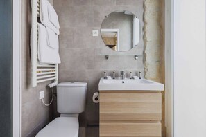 Een douche, een haardroger, handdoeken