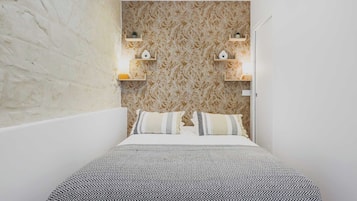 1 chambre, bureau, fer et planche à repasser, lit parapluie