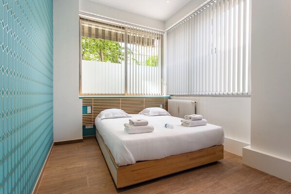 3 bedrooms, iron/ironing board, internet, bed sheets