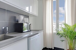 Réfrigérateur, micro-ondes, plaque de cuisson, cafetière/bouilloire
