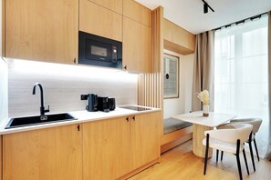 Fridge, microwave, stovetop, dishwasher