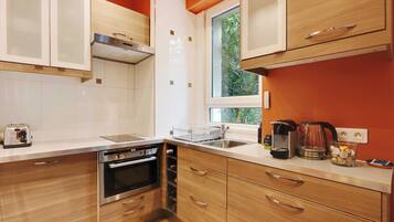 Coffee/tea maker, fridge, microwave, oven