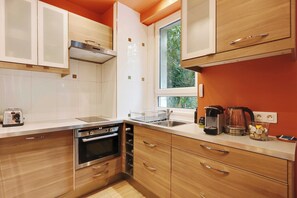 Wasserkocher mit Kaffee-/Teezubehör, Kühlschrank, Mikrowelle, Ofen