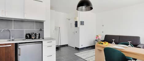 Fridge, stovetop, coffee/tea maker, toaster