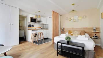 Escritorio, tabla de planchar con plancha, wifi gratis y ropa de cama