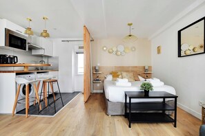 Desk, iron/ironing board, free WiFi, bed sheets - Lovely studio for two persons - Sentier (Paris)