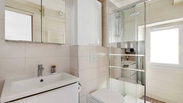Shower, hair dryer, towels, shampoo