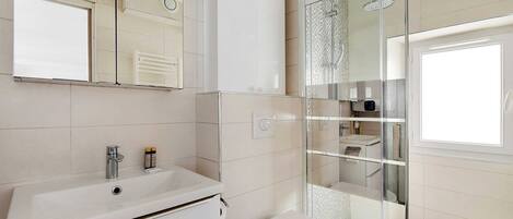 Dusche, Haartrockner, Handtücher, Shampoo