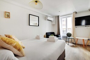 Desk, iron/ironing board, free WiFi, bed sheets - Lovely studio for two persons - Sentier (Paris)