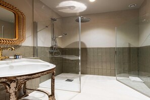 Een douche, een haardroger, handdoeken