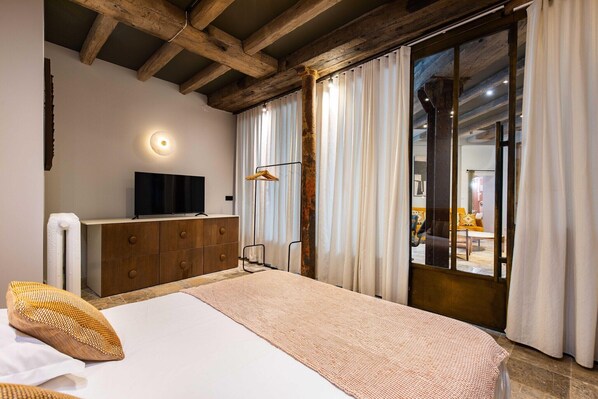 3 slaapkamers, een bureau, een strijkplank/strijkijzer, reisbedje