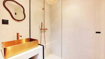 Shower, hair dryer, towels