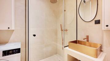 Shower, hair dryer, towels