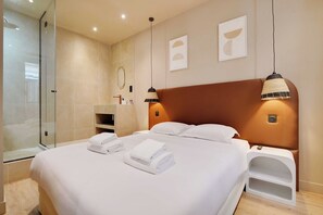 5 Schlafzimmer, Schreibtisch, Bügeleisen/Bügelbrett, Reisekinderbett