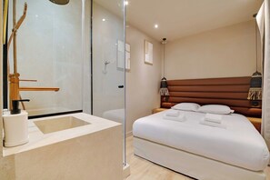 5 bedrooms, desk, iron/ironing board, travel crib