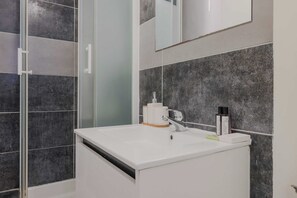 Dusche, Haartrockner, Handtücher, Shampoo