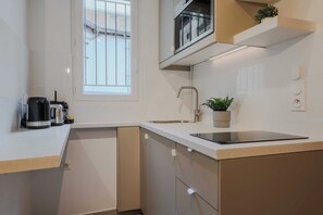 Kühlschrank, Mikrowelle, Herdplatte, Wasserkocher mit Kaffee-/Teezubehör