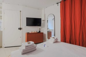 Desk, iron/ironing board, free WiFi, bed sheets - Welcoming Studio for 2 people - Épinettes (Paris)