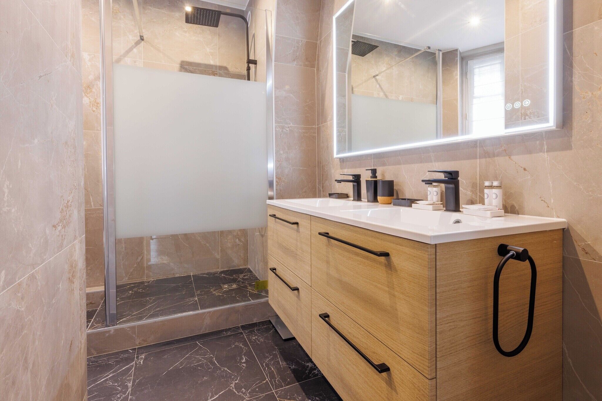 Douche, serviettes fournies, shampoing