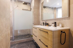 Shower, towels, shampoo