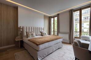 3 bedrooms, desk, iron/ironing board, free WiFi - Sublime Apt - 3BD/6P with AC - Victor Hugo/16e (Paris)