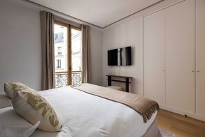 3 bedrooms, desk, iron/ironing board, free WiFi