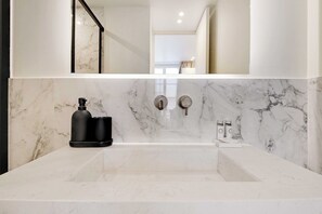 Douche, sèche-cheveux, serviettes fournies