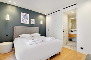 2 bedrooms, desk, iron/ironing board, travel crib