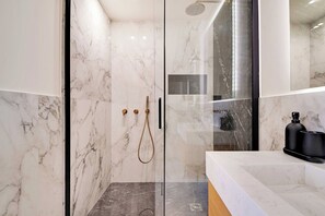 Shower, hair dryer, towels