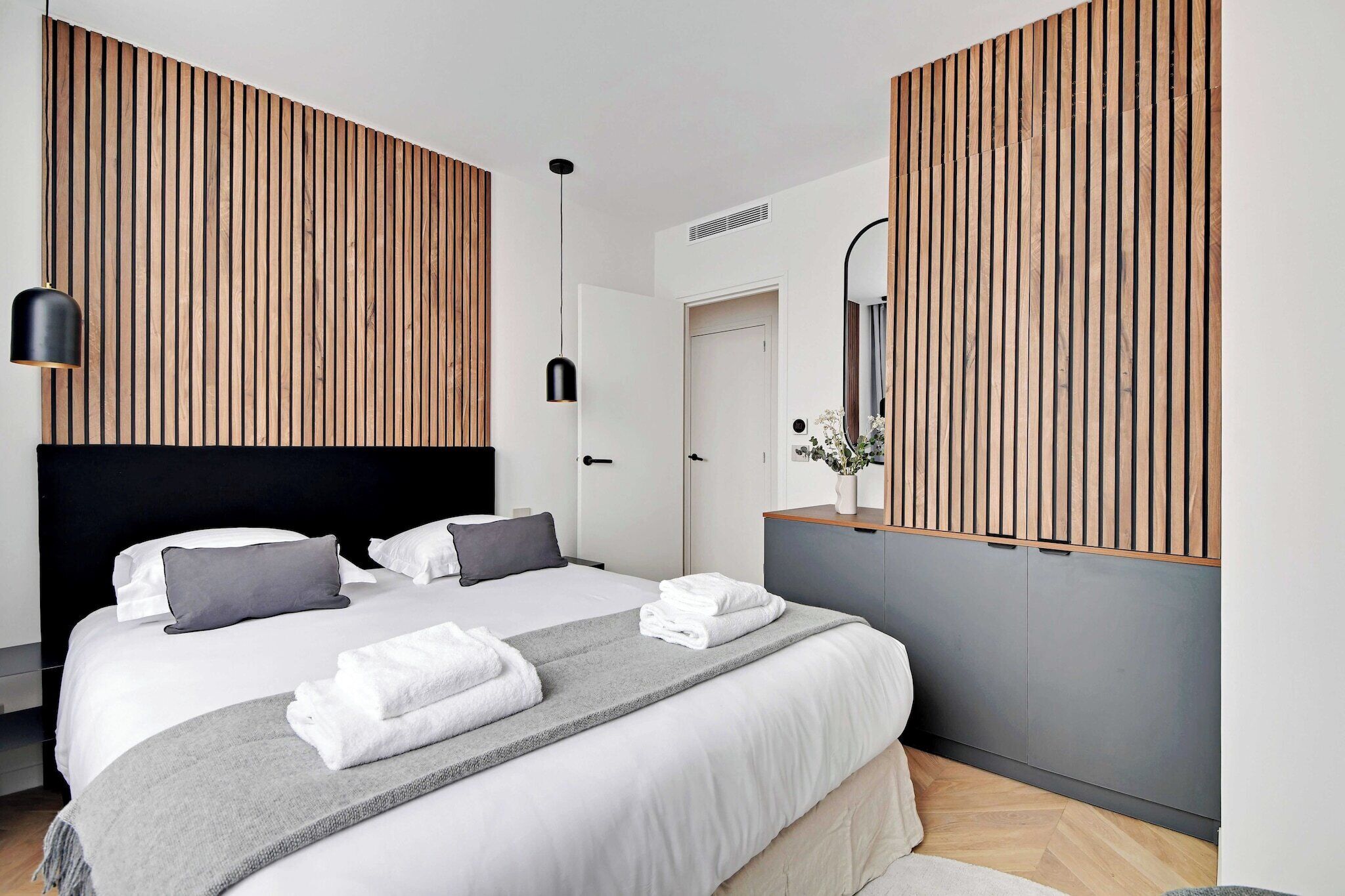 3 bedrooms, desk, iron/ironing board, travel crib