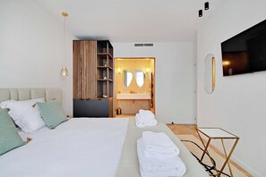 3 bedrooms, desk, iron/ironing board, travel cot